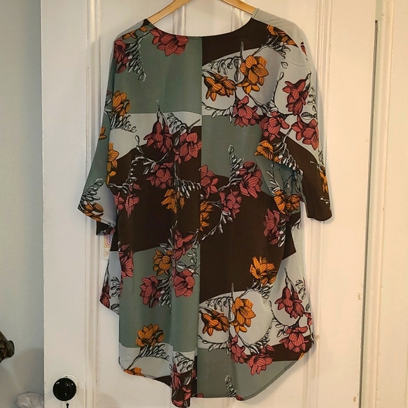 NWT - LuLaRoe Lindsay - Size Medium - Picture 6 of 7